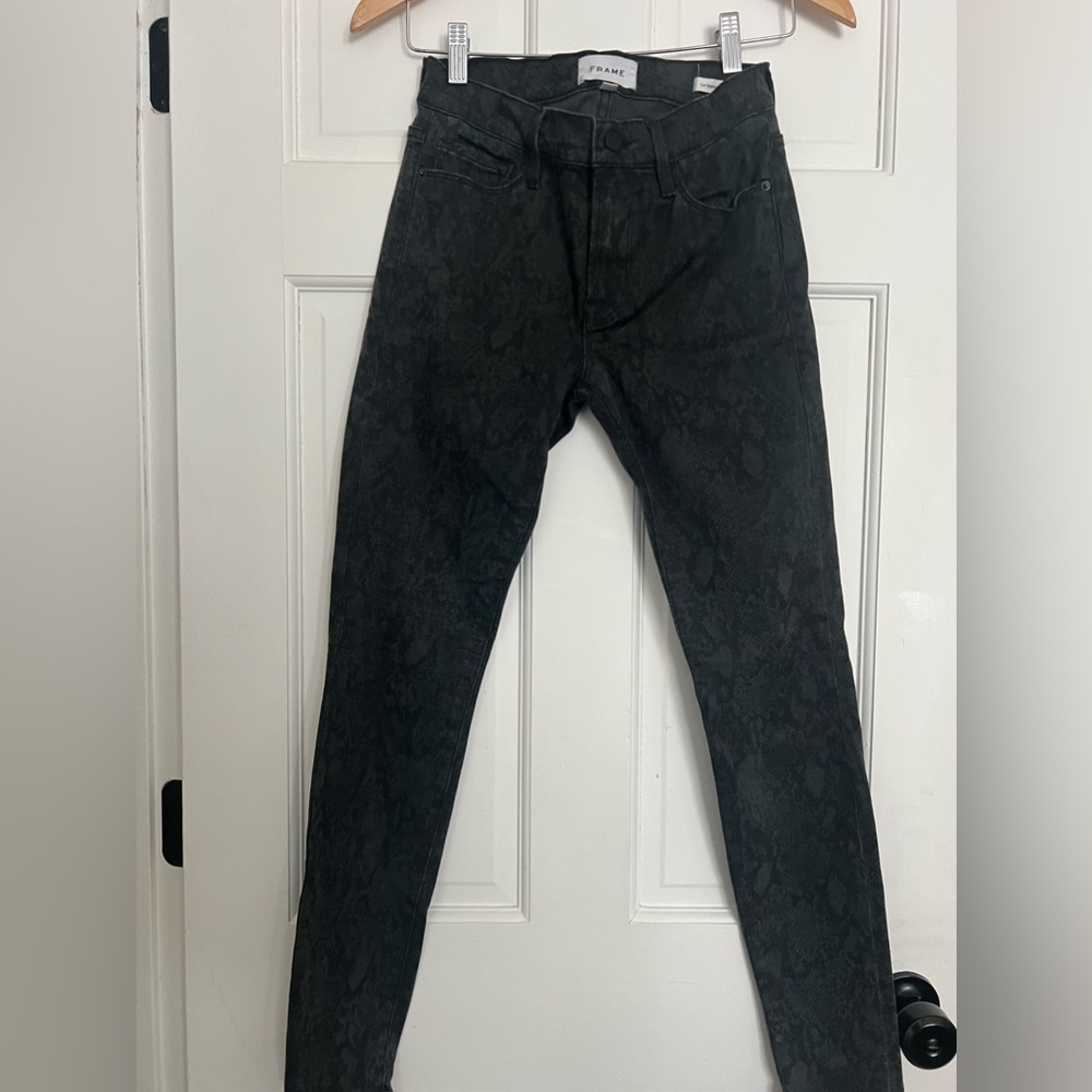 Frame Le Skinny de Jeanne in Tonal Python